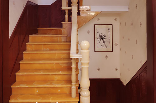 都昌中式别墅室内汉白玉石楼梯的定制安装装饰效果